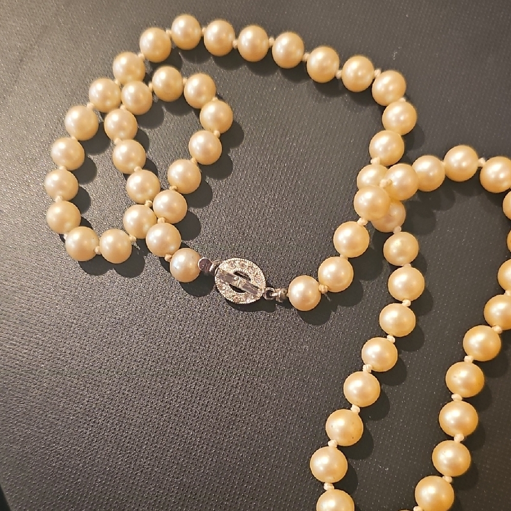 Elegant Pearl Necklace with Silver Clasp